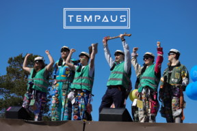 kuvassa Tempausesikunta innostuneena