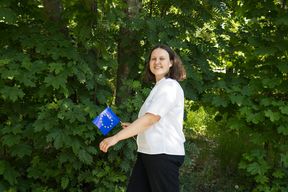 Mante smiling with an EU flag