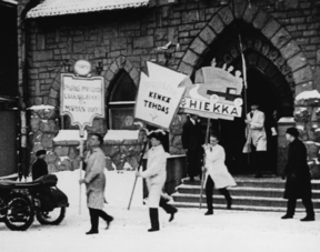 vanha kuva teekkareista reklaamikulkueessa kylttien kanssa