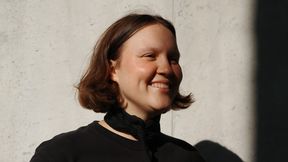 Hallituksen jäsen Mante hymyilee