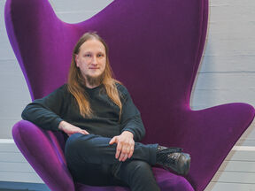 Vaikuttamisen asiantuntija Teemu Palkki nojatuolissa