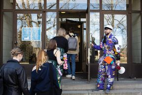 Opiskelijoita menossa äänestämään