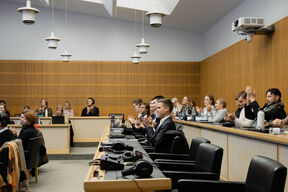 Opiskelijoita kokoussalissa