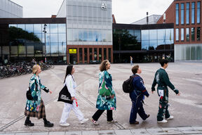 opiskelijoita Väreen edessä