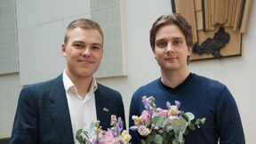 valitut poseeraavat kukkakimput kädessään