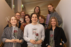 AYY hallitus 2026 ruusujen kanssa