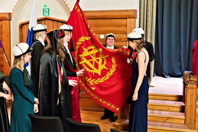 opiskelijoita ihailemassa uutta lippua