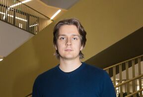 kuvassa Joona Lipponen kampuksella, ilme on totinen ja katse kameraan