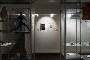 Opiskelijakulttuurimuseolla teoksia esillä vitriineissä ja seinällä