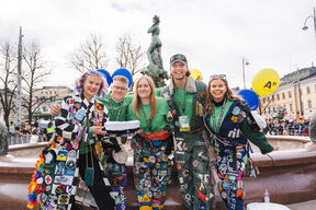 Team Manta 2023 Havis Amandan suihkulähteen edessä pitelemässä Mantan lakkia kädessä