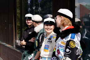 hymyileviä opiskelijoita