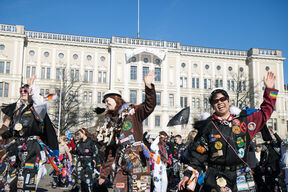 Fuksit tanssivat wapputanssia fuksikapteenien johdolla Hietalahdentorilla