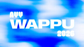 Kuvassa lukee "AYY Wappu 2026". Tausta on sinivalkoinen ja sumea, muistuttaa taivasta.