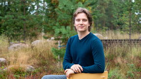 Joona Lipponen istuu tuolilla ulkona