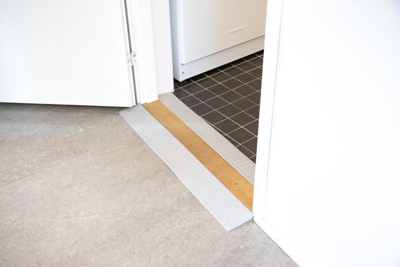 Kynnys, jonka molemmilla puolilla on luiskat