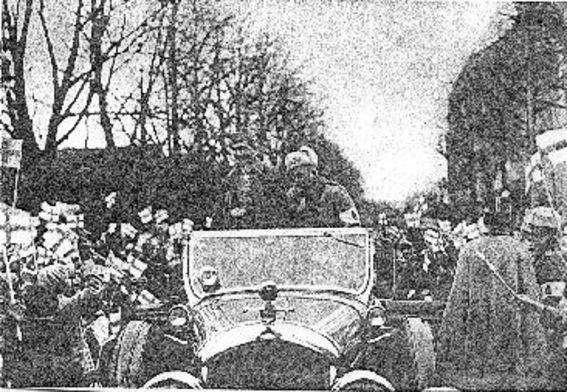 Mannerheim Esplanadilla tervehtimässä yleisöä