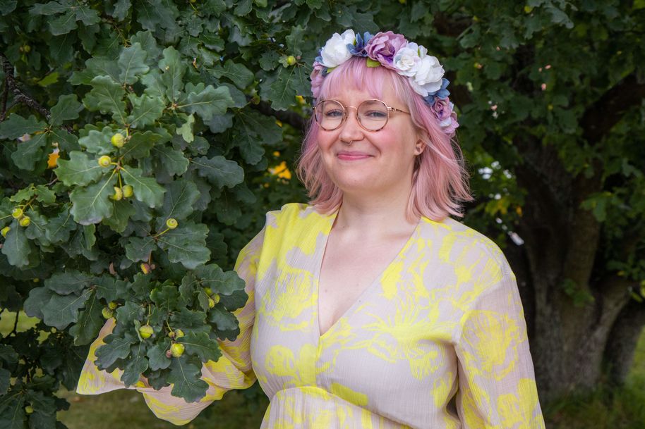 Kuvassa design-kalenterin 2020-2021 graafikko Mirka Larjomaa