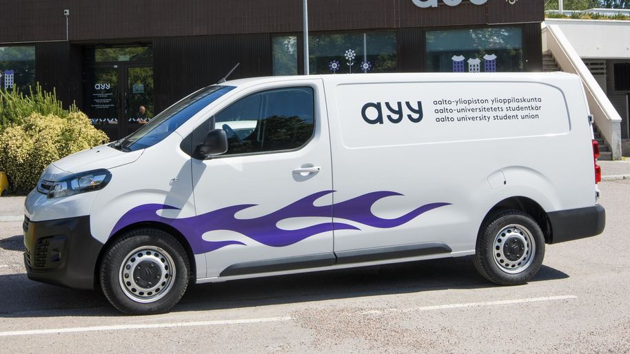 AYY:n valkoinen pakettiauto