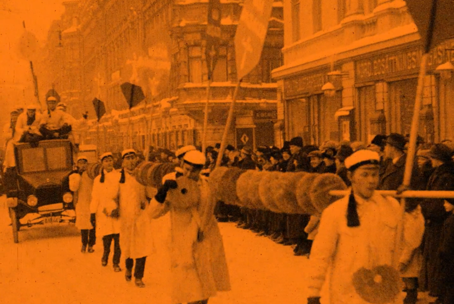 vanha kuva opiskelijoista reklaamikulkueessa