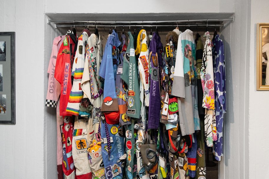 opiskelijahaalareita ja takkeja