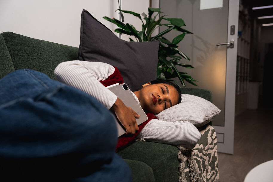 opiskelija nukkumassa tabletti sylissä