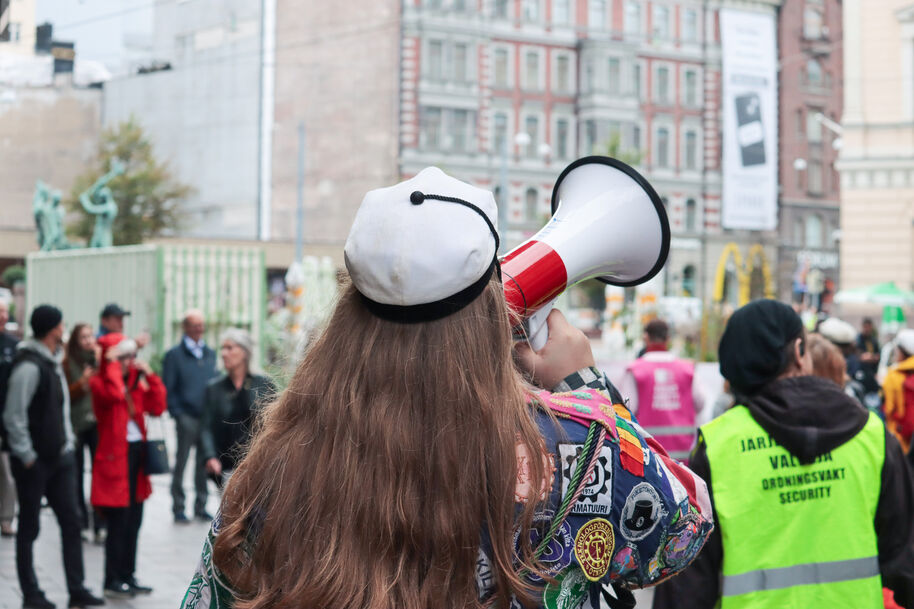 opiskelija huutamassa megafoniin
