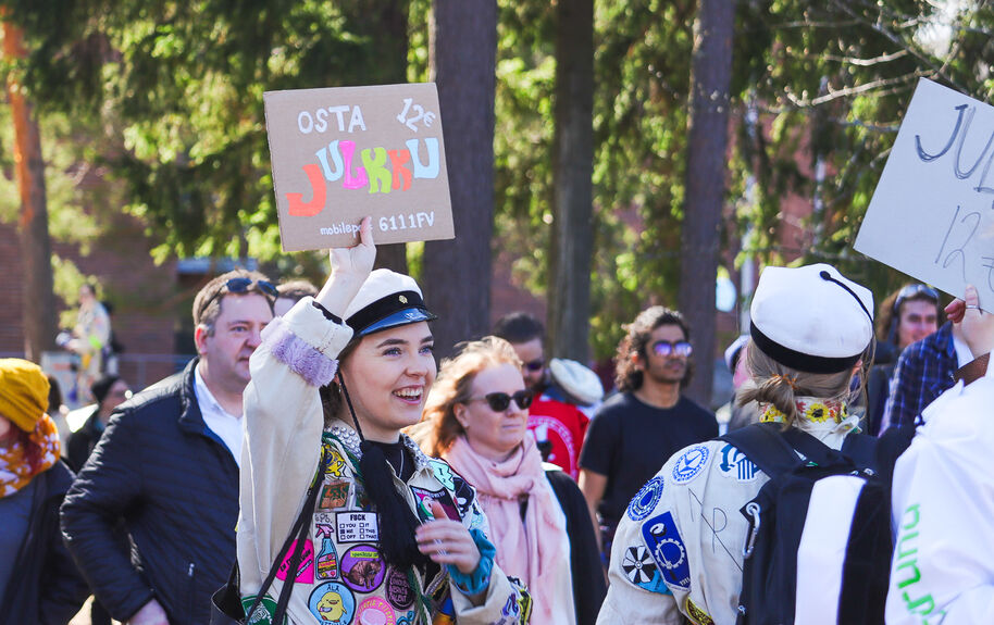 Opiskelija myymässä Julkkua