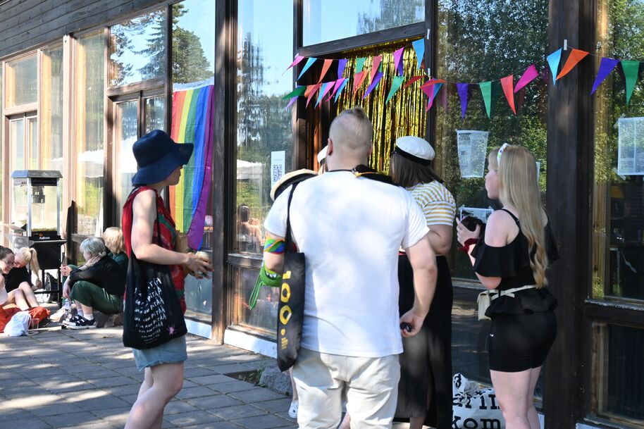 People outside Smökki in Otaniemi GayDay 2021.