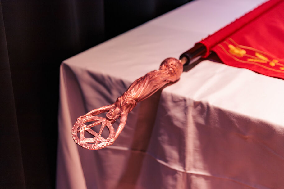 pronssinen lipun kärkikoriste