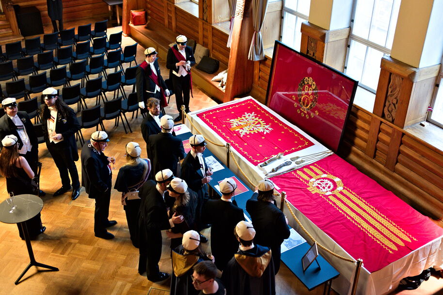 vanhat liput esillä naulaustilaisuudessa