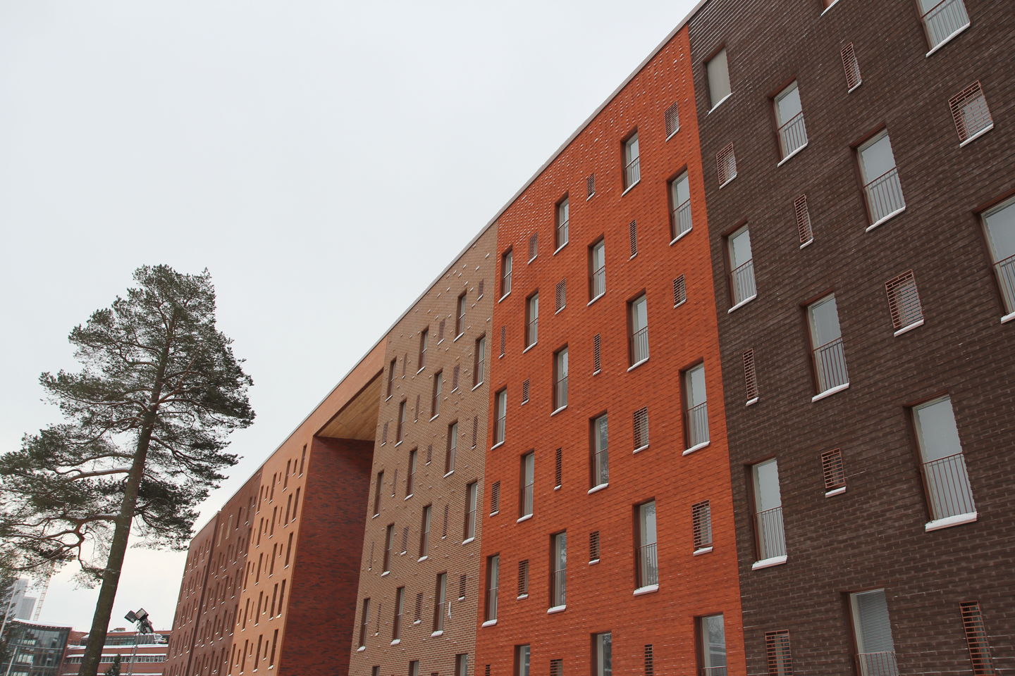 Moderni, punatiilinen kerrostalo