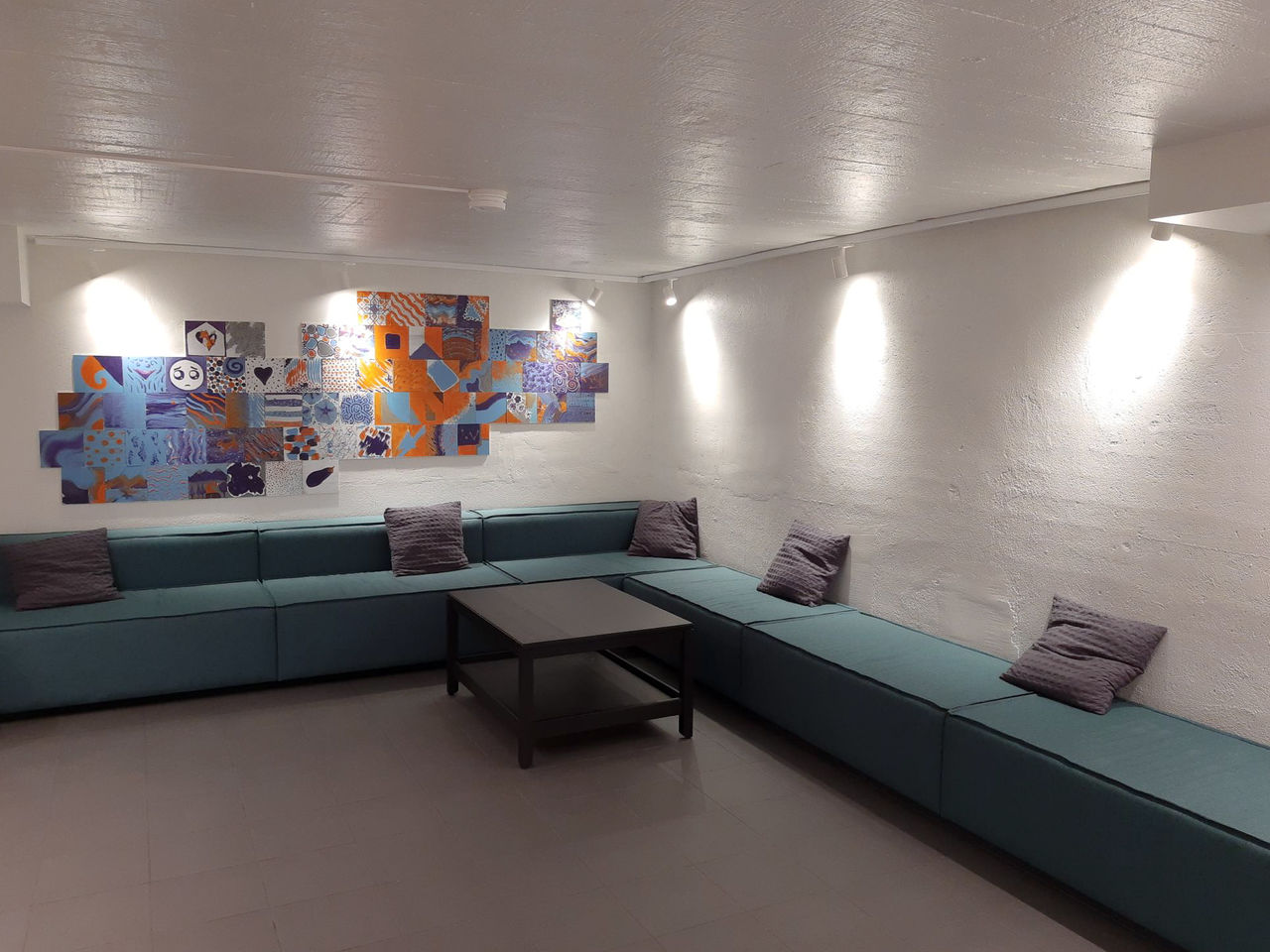 Gorsun uusi sisustus, sohvia ja valoja