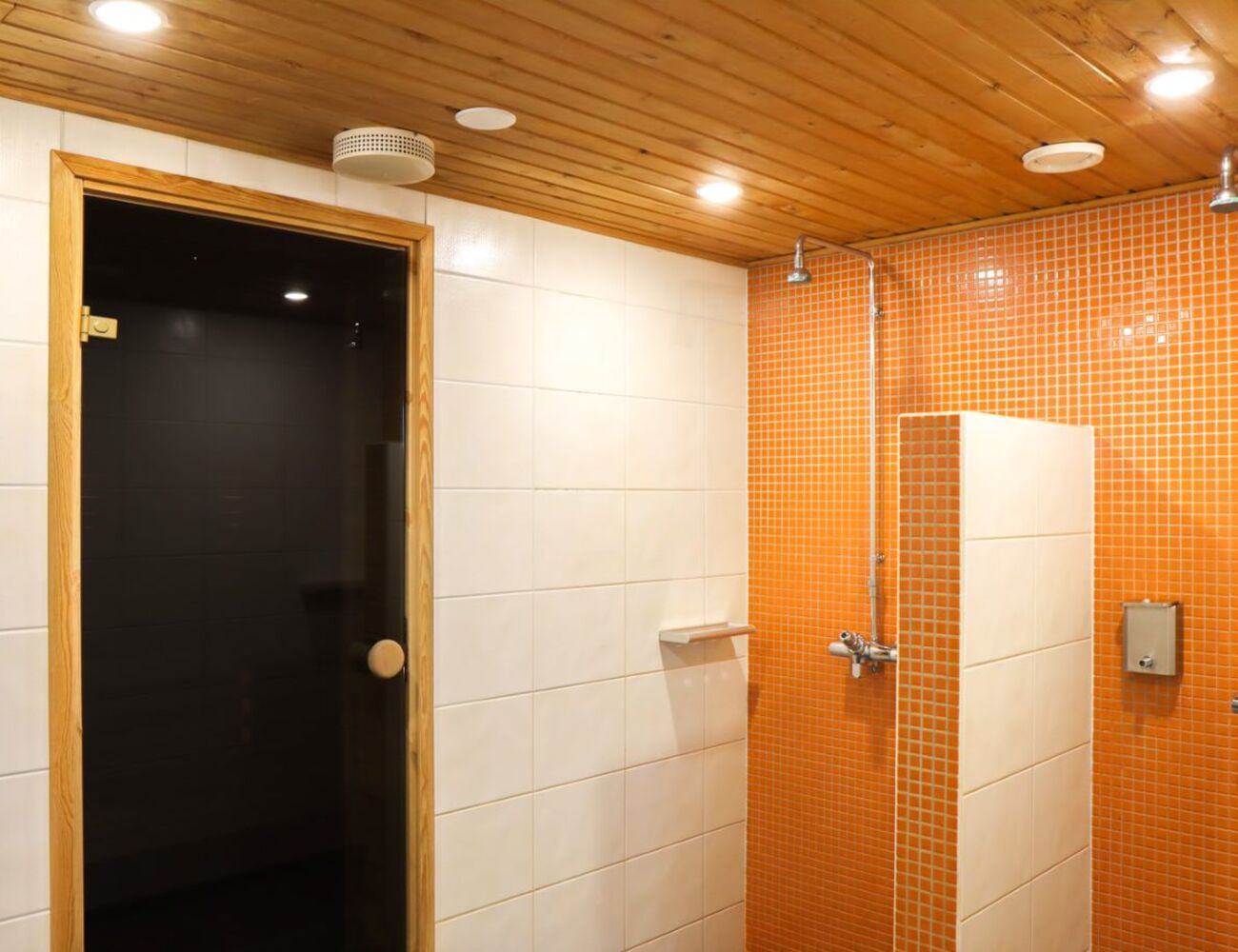Otarannan kattosauna suihkut