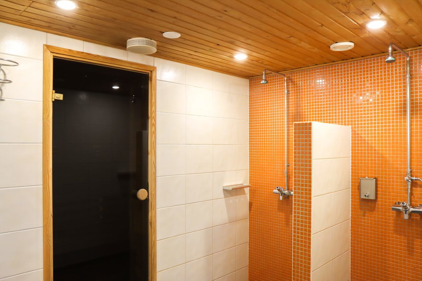 Otarannan kattosauna suihkut