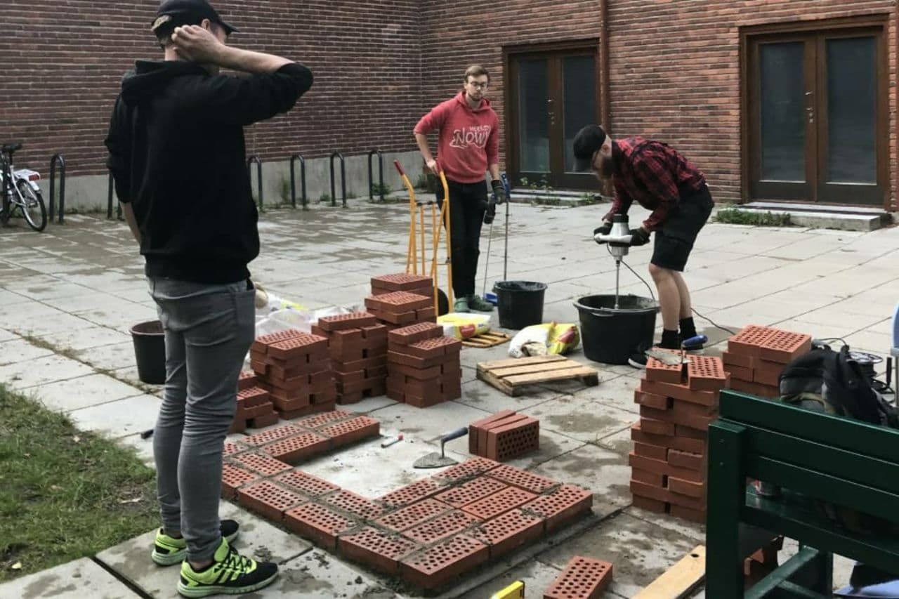 Kampusjaostolaiset rakentamssa grilliä kesällä 2020