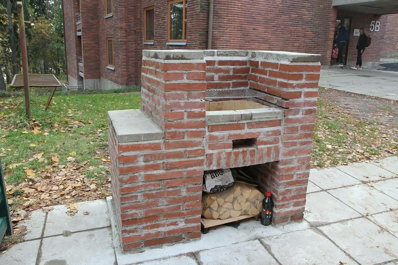 Grilli Kylän olohuoneen yhteydessä Jämeräntaival 5 sisäpihalla