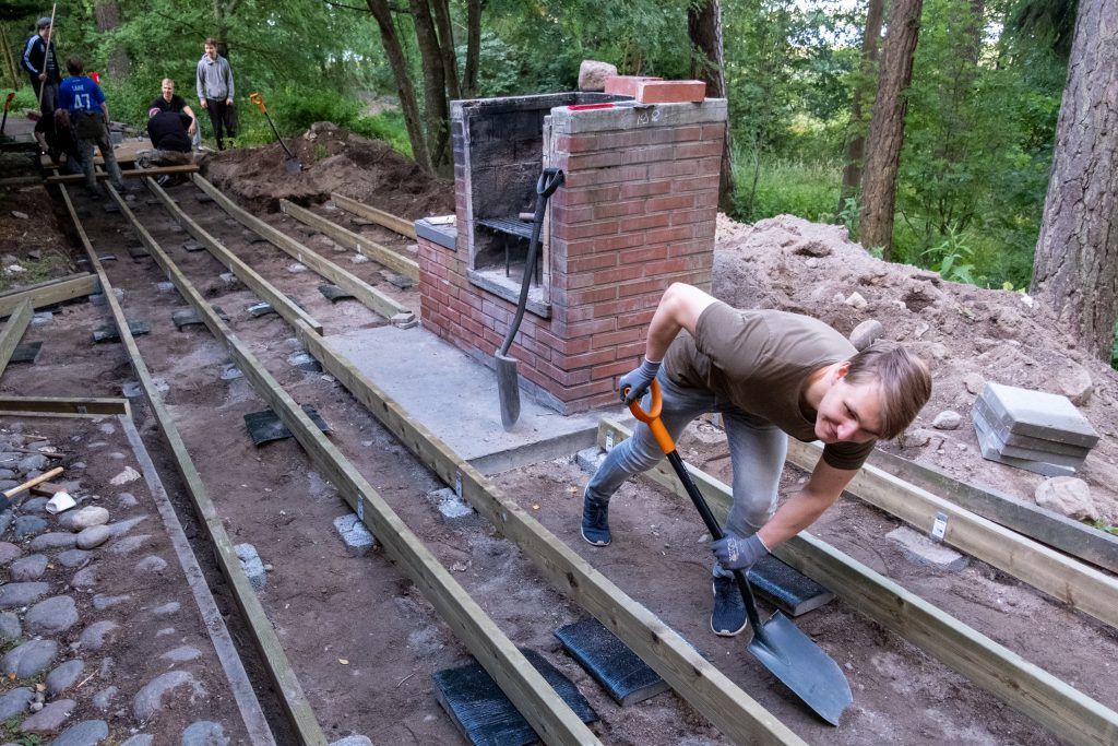 Rantasaunan terassia rakennetaan kesällä 2020