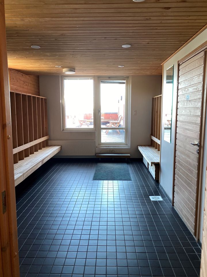 Otarannan kattosaunan pukuhuone