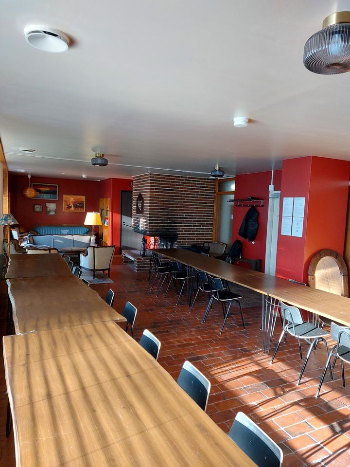 Takkakabinetti pöydät