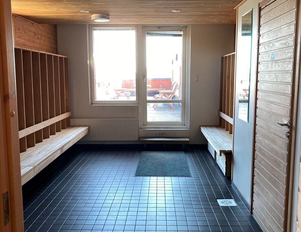 Otarannan kattosaunan pukuhuone