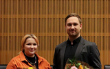 Kuvassa Ida Parkkinen ja Erik Halttunen, kädessä kukkakimput