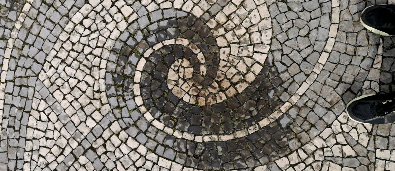 Kuvioitua portugalilaista kiveystä eli calçada portuguesa