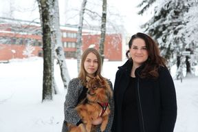 Neea Nieminen ja toimistokoira Latte (vas) ja Milla Elo. Kuva: Aino Korpinen