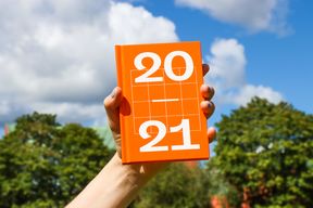 Kuva design-kalenterin 2020-2021 kannesta