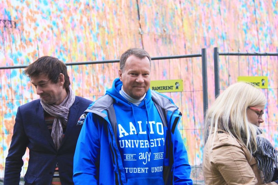 Aalto Vice President Petri Suomala, Mayor of Espoo Jukka Mäkelä and Espoo Council member Saara Hyrkkö queuing up for the Free Painters’ paintball art wall. 